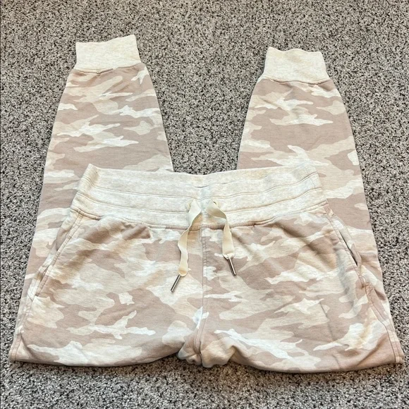 Athleta balance printed jogger in a neutral camo. Size MP. - Picture 6 of 7